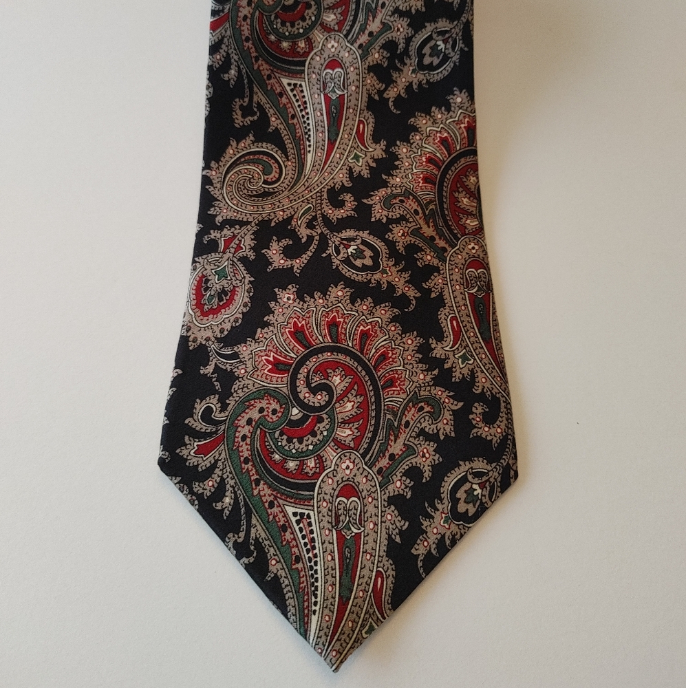Paisley Silk Tie by Windsor 60"x4"w